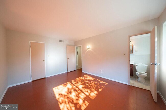 Building Photo - 5801 Quantrell Ave