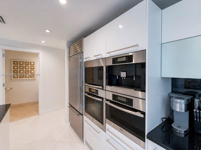 Building Photo - 17121 Collins Ave