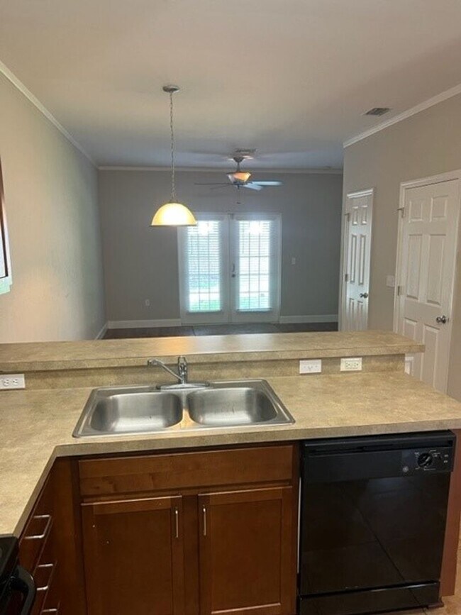 Building Photo - Great Location for this 2 bedroom 2 1/2 bath in Woods Edge South