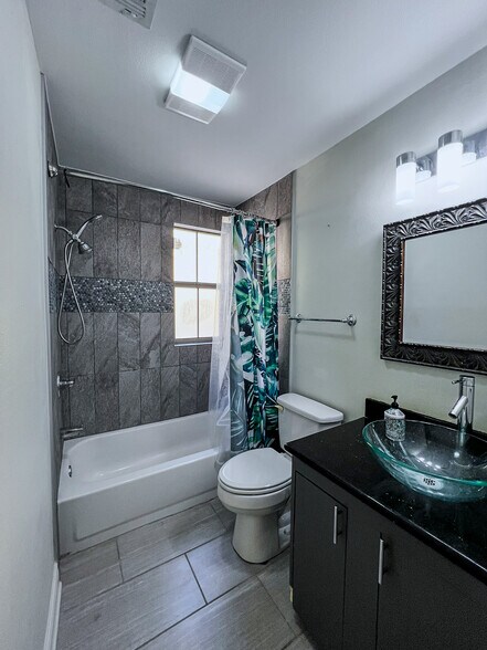 Guest bathroom - 5717 Pasteur Blvd