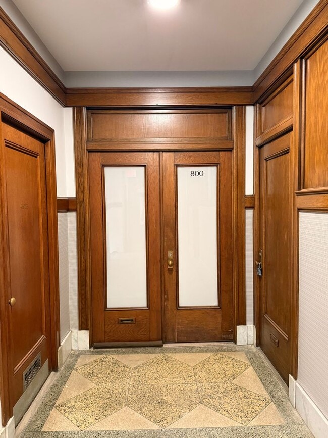 Building Photo - Beautiful and Spacious 3 BDRM 2 BATH Unit in the Heart of Public Square