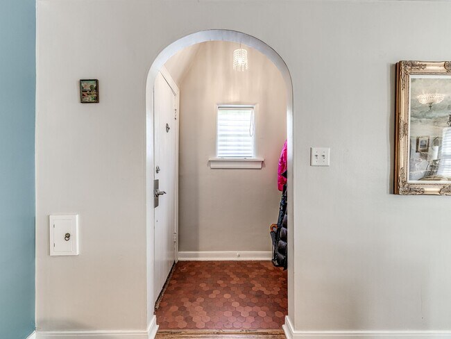 Building Photo - Beautiful 3bedroom/2 bathroom/1 Car Garage...