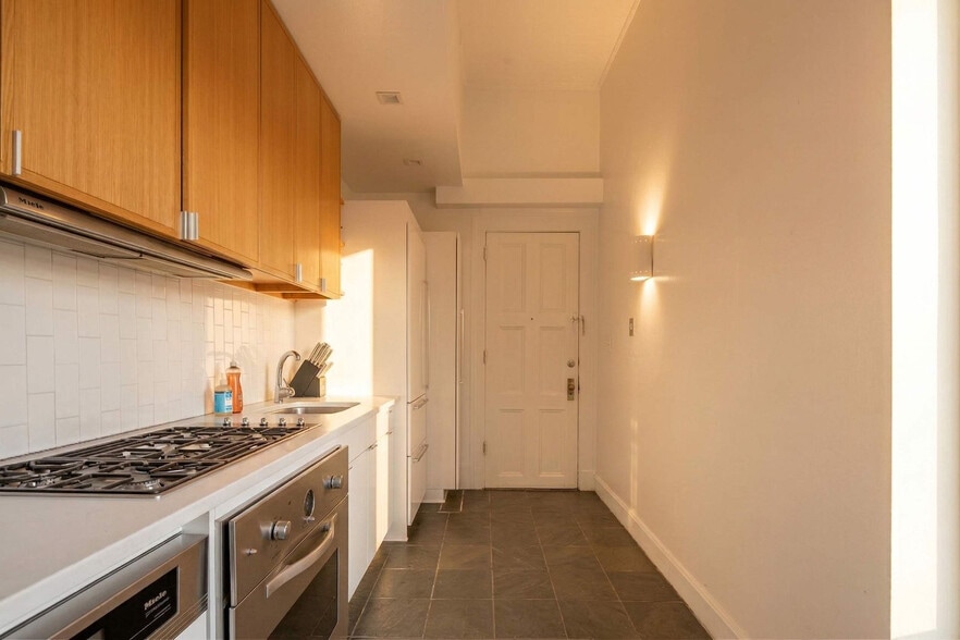 Building Photo - 3 E 9th St