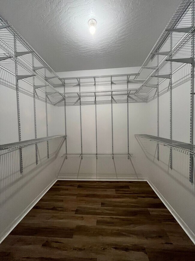 Building Photo - 4/3 Executive Brick Home