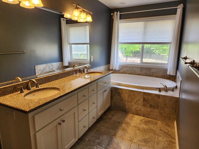 Building Photo - Stunning Regency Estates Home