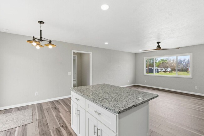 Building Photo - Newly Remodeled | 4 Bedroom | 3 Bathroom | 2 Ensuite's | Nixa, MO School District!