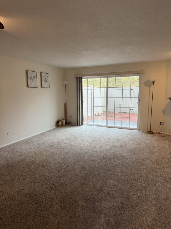 Building Photo - 2 Bedroom Townhome in Kent, Available for Immediate Move In