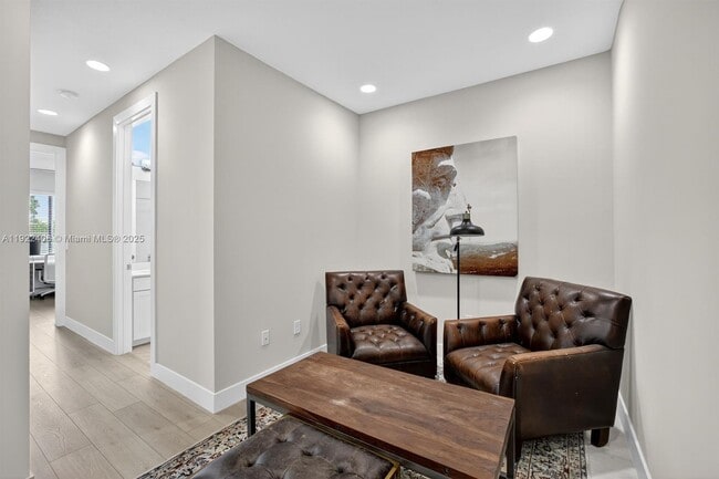 Building Photo - 1402 SW 4th Ave