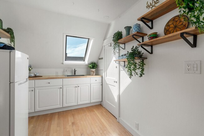 Building Photo - 32 Richardson St