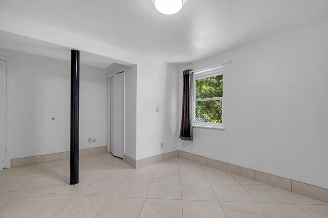 Building Photo - 2208 Escambia Dr