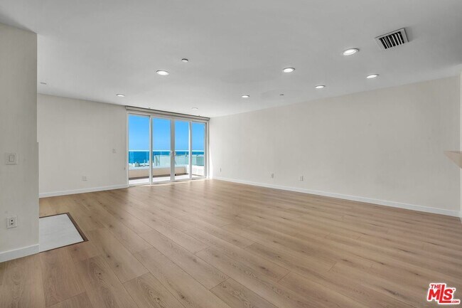 Building Photo - 7301 Vista Del Mar