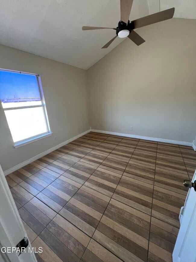 Building Photo - 541 Sun Ray