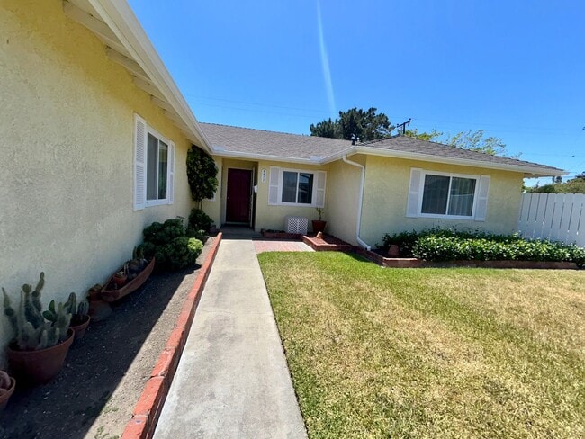 Building Photo - 4 Bed / 2 Bath Home for Rent in Huntington Beach