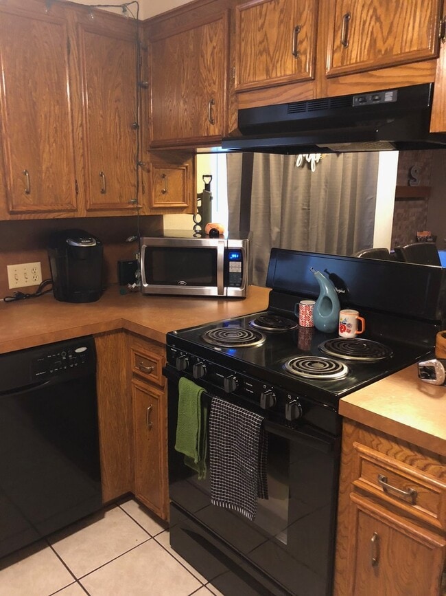 Building Photo - READY TO RENT! 3/2/2