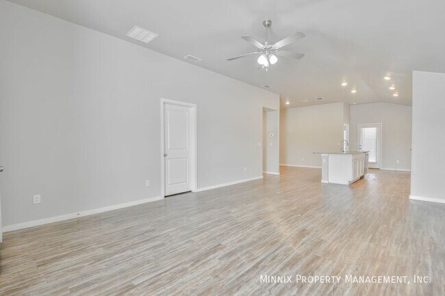 Building Photo - 2012 Kenwood Ave