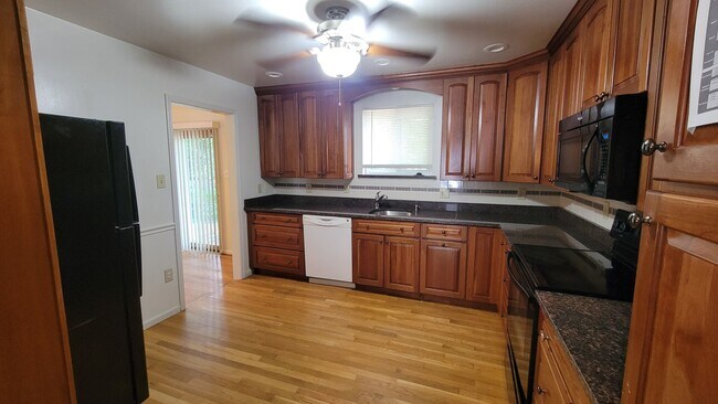 Building Photo - Spacious 4 Bed 3 Bath Home With Fully Fenced Yard In Amenity-Rich Kings Park West