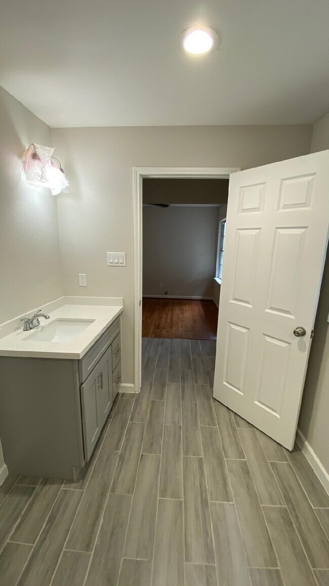 Building Photo - 2406 Rosemead Dr