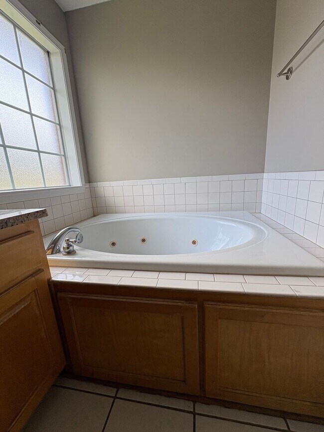 Building Photo - Hampton Place!