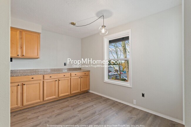 Building Photo - Beautiful Condo Living in the Heart of Tua...