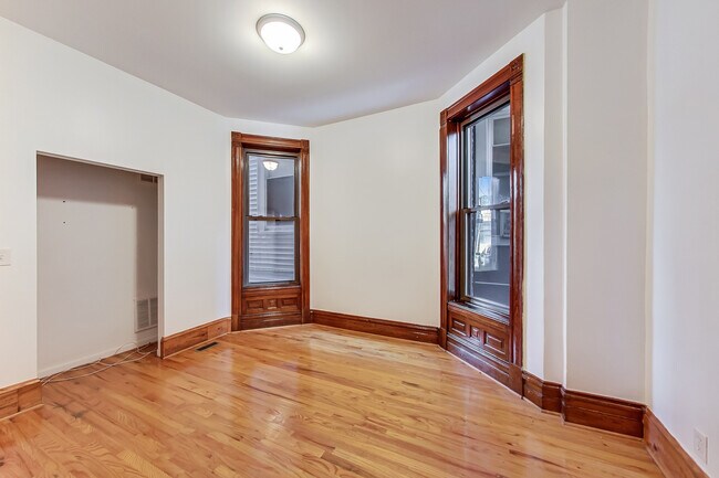 Building Photo - 1138 W Addison St