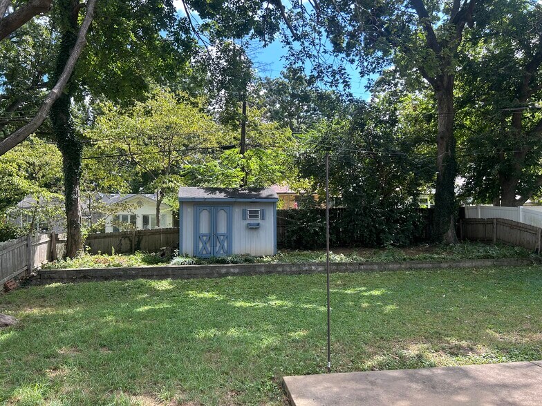Building Photo - 1122 Selma Ave