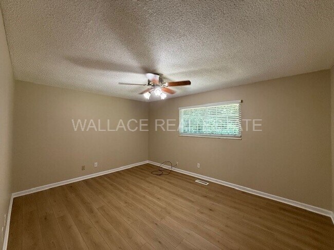 Building Photo - UPDATED 4 BEDROOM IN CRESTWOOD HILLS IN W. KNOXVILLE