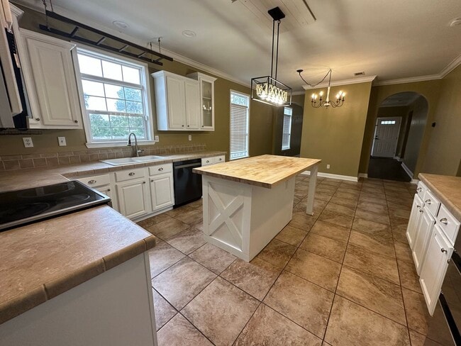 Building Photo - Charming and spacious home for rent in Lee...