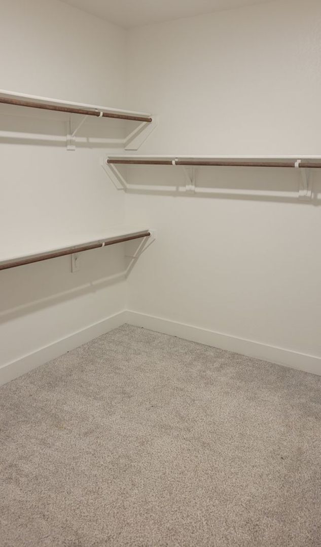 Building Photo - Enclosed Fenced Yard - 3/2/2 - Commuter Friendly