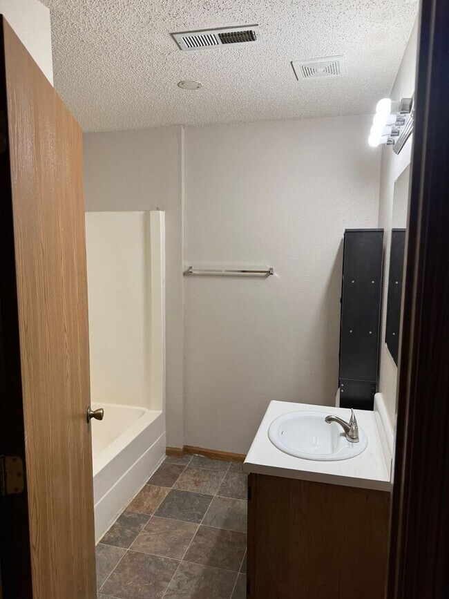 Building Photo - Ground Level 2 Bedroom Apartment w/ Washer...