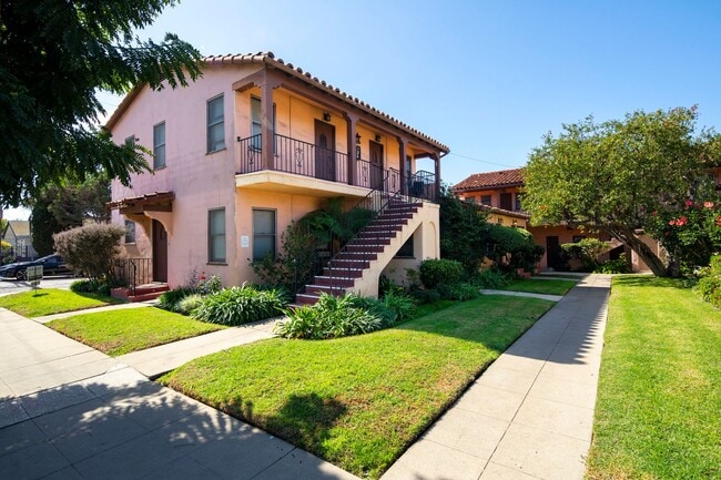 Building Photo - 2 WEEKS FREE!!! Rare 1 Bedroom in a Fantas...