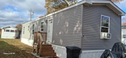 Building Photo - 8 Mayflower Ave