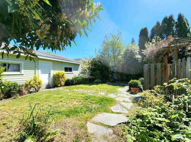 Building Photo - 2115 Oakes Ave