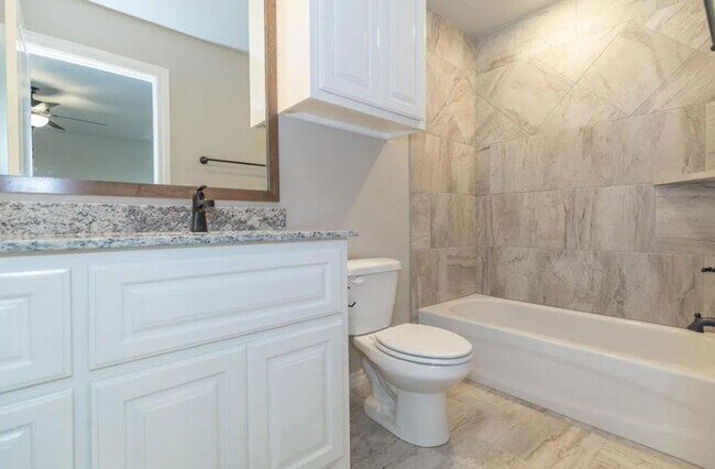 Building Photo - 4BD/3BTH home Minutes from I-35