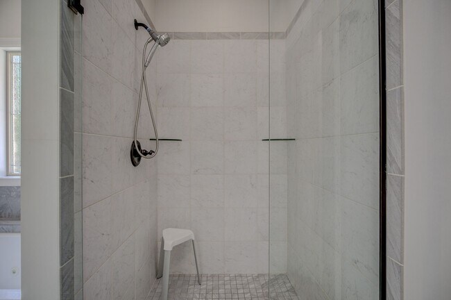 Building Photo - Fully Furnished, Short Term Rental, 1 Mont...