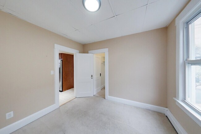 Building Photo - 42 Planten Ave