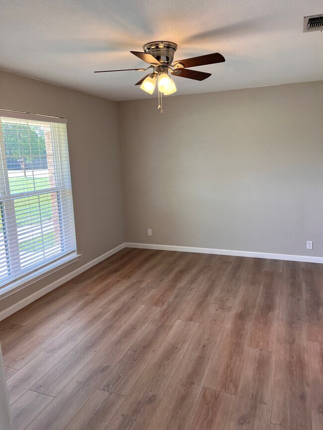 Building Photo - 575 Cherry Ln