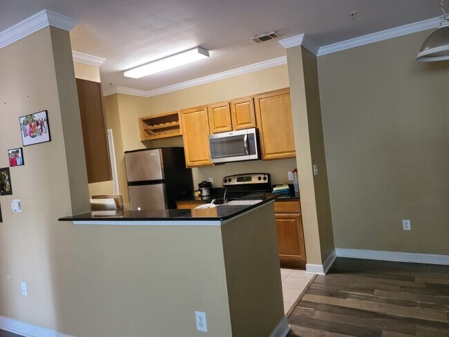 Building Photo - 1Bridle Bridle Club Dr