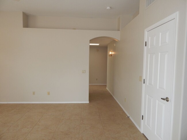 Building Photo - Great 3 Bedroom 2 Bath Home with Den & 3 C...