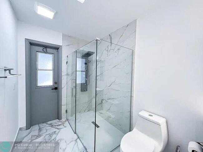 Building Photo - 2060 Amesbury Cir