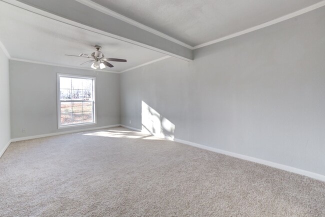 Building Photo - Stunning 4 Bed 3 Bath Home on Quiet Street!