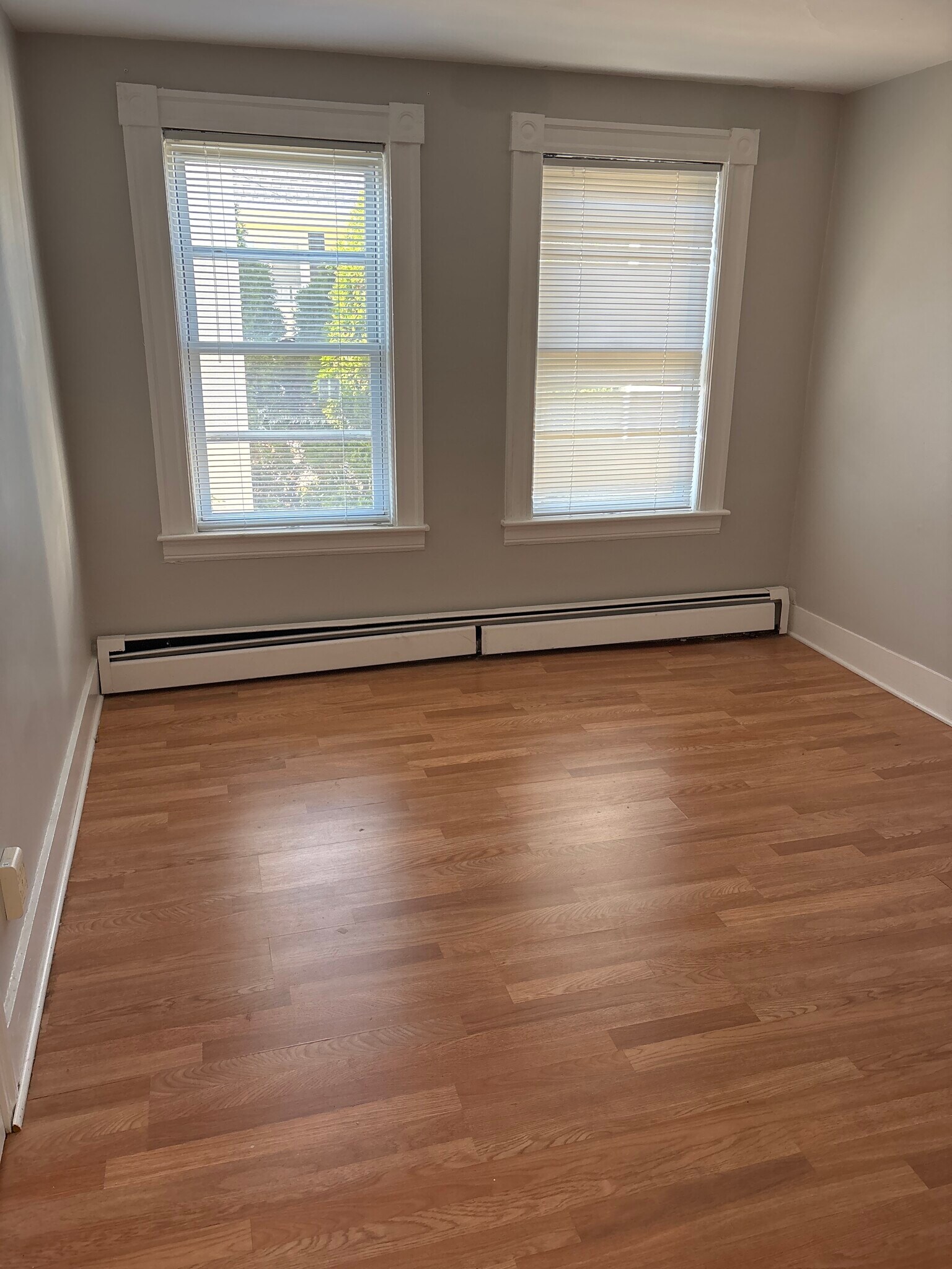 Building Photo - 27 Elm St