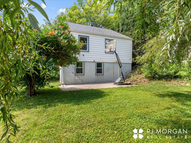 Building Photo - 3 bedroom , 2 bathroom House - Recently Up...