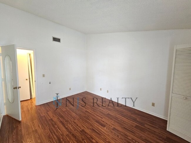 Building Photo - LOCATION LOCATION! 2/2 1234 Sq. Ft. with H...