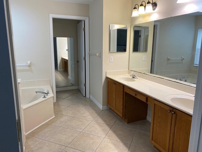 Building Photo - 990 N Lake Claire Cir