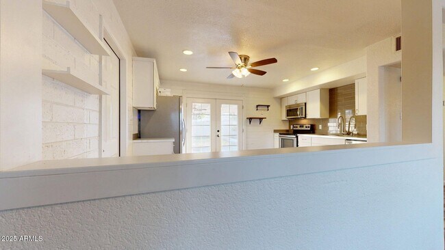 Building Photo - 830 E Orchid Ln