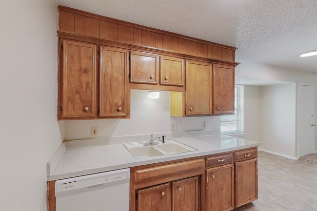 Building Photo - Coming Soon! Comfortable 3 bd / 2 ba Home for Lease in Cleburne