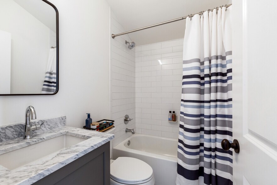 secondary bathroom - 688 Exchange St SE