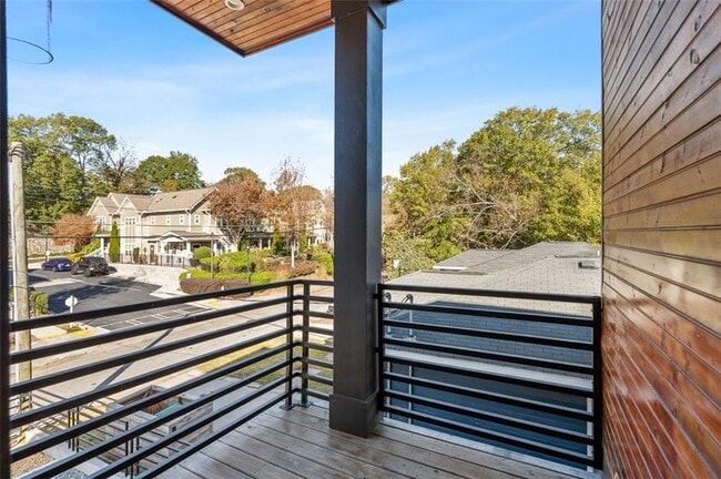 Building Photo - 147 Hutchinson St NE