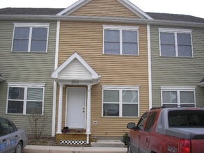 Building Photo - Townhouse located at Pikes Place