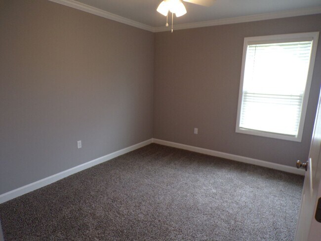 Building Photo - Shady Oak Apartments, Lowe Drive, Enterpri...